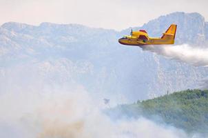 avião jogando água em chamas foto