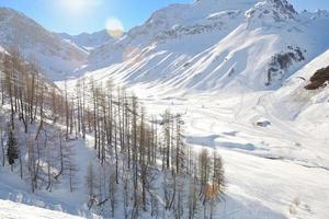 altas montanhas sob a neve no inverno foto