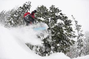 snowboarder na neve profunda fresca foto