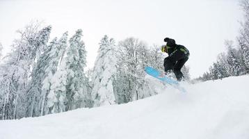 snowboarder na neve profunda fresca foto