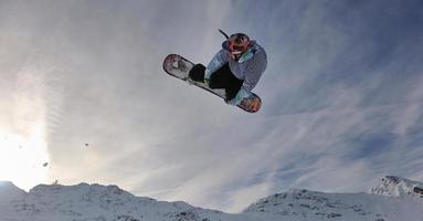 salto extremo de snowboard foto