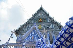 lindamente templo no templo de wat pak nam khaem nu, chanthaburi, tailândia. foto