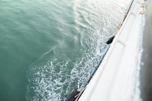 vista ao lado da onda de popa do ferry boat. instantâneo na vista do barco. foto