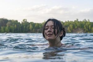 retrato de uma garota de aparência caucasiana no lago. foto