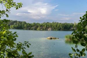 vista do lago de verão turquesa com patos. foto