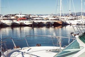 vista de iates na marina de cannes, frança foto