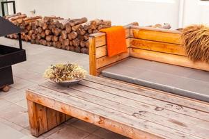 terraço do restaurante ao ar livre com móveis de madeira foto