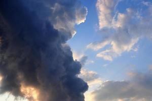 impressionantes formações de nuvens escuras antes de uma tempestade foto