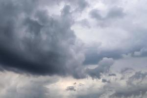 impressionantes formações de nuvens escuras antes de uma tempestade foto