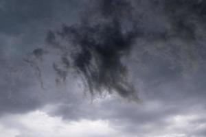 impressionantes formações de nuvens escuras antes de uma tempestade