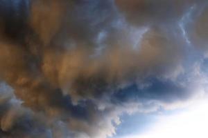 impressionantes formações de nuvens escuras antes de uma tempestade foto