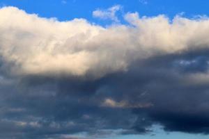 impressionantes formações de nuvens escuras antes de uma tempestade foto