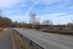 vista em perspectiva em uma estrada europeia em um dia ensolarado. foto