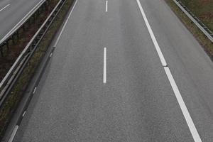vista em perspectiva em uma estrada europeia em um dia ensolarado. foto