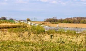 vista em perspectiva em uma estrada europeia em um dia ensolarado. foto