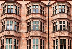arquitetura britânica e fachadas de edifícios residenciais nas ruas de londres, reino unido foto