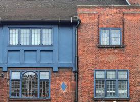 arquitetura britânica e fachadas de edifícios residenciais nas ruas de londres, reino unido foto