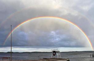deslumbrantes arco-íris duplos naturais mais arcos supranumerários vistos em um lago no norte da Alemanha foto