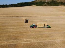 fazendas agrícolas e máquinas de trabalho em dunstable downs inglaterra foto