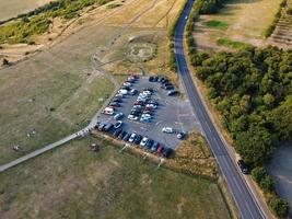 campo e colinas na paisagem da inglaterra, filmagem de drone de alto ângulo de dunstable downs bedfordshire foto