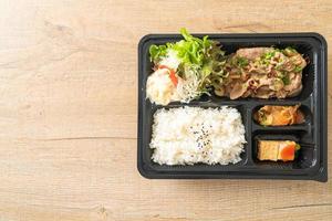 conjunto de arroz japonês com yaki bento de porco foto