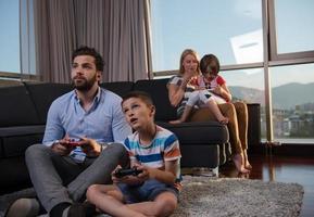 família feliz jogando videogame