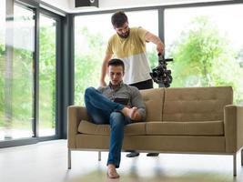 homem no sofá usando computador tablet foto