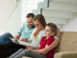 família com menino gosta na moderna sala de estar foto