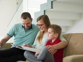 família com menino gosta na moderna sala de estar foto