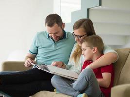 família com menino gosta na moderna sala de estar foto