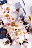 vista superior da família muçulmana multiétnica moderna tendo um banquete do ramadã foto