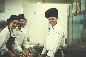 cozinheiros e chefs de equipe preparando refeições foto