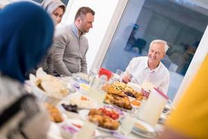 família muçulmana multiétnica moderna tendo uma festa do ramadã foto