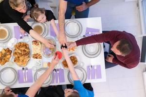 iftar jantar família muçulmana juntos durante uma festa do ramadã em casa vista superior foto