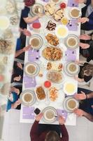 iftar jantar família muçulmana juntos durante uma festa do ramadã em casa vista superior foto
