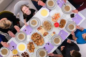 iftar jantar família muçulmana juntos durante uma festa do ramadã em casa vista superior foto