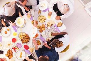 vista superior da família muçulmana multiétnica moderna tendo um banquete do ramadã foto