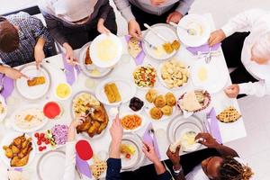 vista superior da família muçulmana multiétnica moderna tendo um banquete do ramadã foto