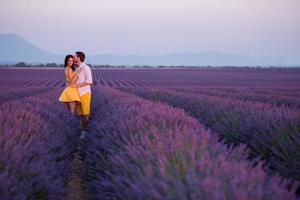 casal no campo de lavanda foto