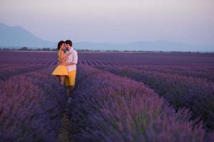 casal no campo de lavanda foto