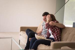 jovem casal bonito aproveitando o tempo livre foto