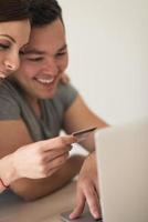 feliz casal jovem comprando online foto