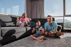 família feliz jogando videogame foto