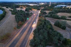 vista aérea noturna das autoestradas britânicas com estradas iluminadas e tráfego foto