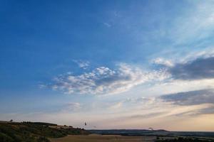 nuvens dramáticas e céu em dunstable downs da inglaterra reino unido foto