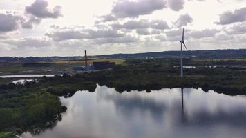 energia renovável da turbina eólica do moinho de vento e lago na zona rural da inglaterra, reino unido, vista aérea de alto ângulo das filmagens do drone foto