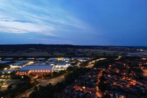 vista aérea noturna das autoestradas britânicas com estradas iluminadas e tráfego foto