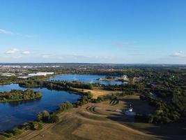 vista deslumbrante do lago em milton keynes inglaterra reino unido foto