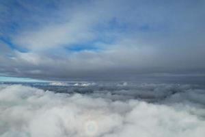 mais bela vista aérea de nuvens pela manhã foto