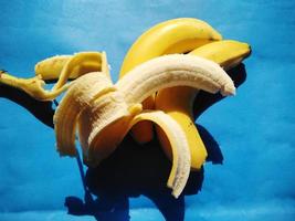 bananas em um tom de fundo azul.frio foto